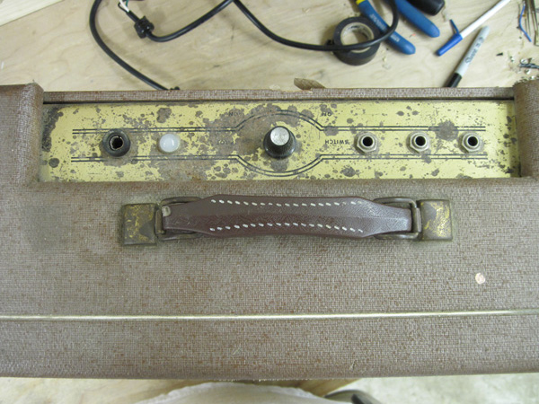 A view of the top of the amp. The plating is in rough shape, but the handle and cloth covering are fine.